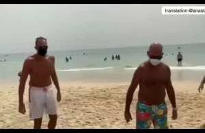 Włosi grają w piłkę na plaży w maseczkach - nowa normalność