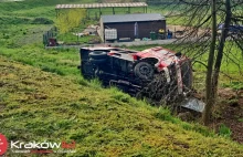 Wypadek wozu strażackiego w drodze do pożaru. Ranny strażak. [ZDJĘCIA]