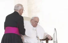 Papież Franciszek pokazał się na wózku inwalidzkim