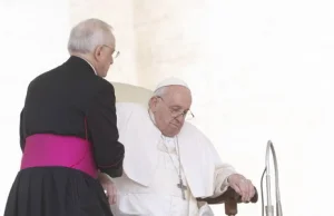 Papież Franciszek pokazał się na wózku inwalidzkim