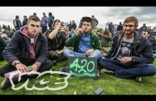 Wspólne palenie zielska w Hyde Parku podczas protestu w Londynie 20/04