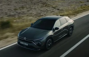 Ile pali nowy Citroën C5 X w wersji hybrydowej o mocy 225 KM?