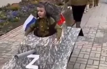 Dzieci w rosji "bawią się" w paradę z okazji "Dnia Zwycięstwa"