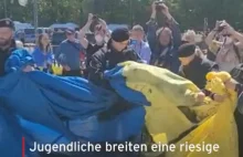 Policja w Berlinie wyrywała wczoraj ludziom z rąk flagi Ukrainy - bo zakazane.