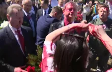 Filmik z oblania czerwoną farbą rosyjskiego ambasadora w Polsce