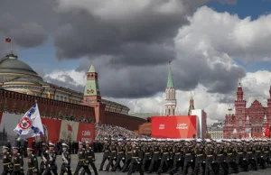 Rosyjskie samoloty wojskowe nie latają w chmurach? Parada lotnicza...