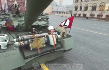 "Prawdziwa" parada rosyjskich orków. Sedesy jadą na czołgach