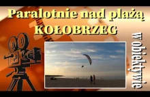 Paralotnie nad plażą w Kołobrzegu.
