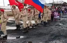 To prawdziwy obraz Rosji. Syf, bezdomne psy i pielgrzymki z czerwoną flagą