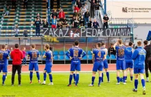 Kibice wywiesili transparent "Zakaz pedałowania" na stadionie w Sanoku