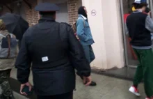 Ruski żandarm z karteczka antywojenną na plecach trolololo