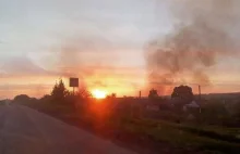 Płonie wieś Solokhi w pobliżu Biełgorodu w Rosji