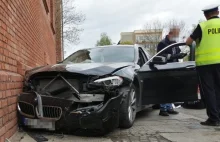Poszukiwany pijany kierowca w kradzionym BMW powoduje kolizję i ucieka [ZDJĘCIA]