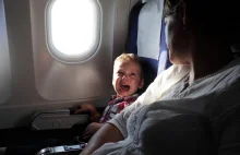 Kobieta robi awanturę o dziecko w samolocie.