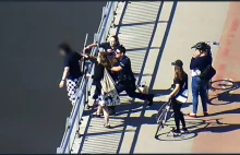 Dziewczyna za barierkami mostu nad Wisłą - Uratowali ją Policjanci