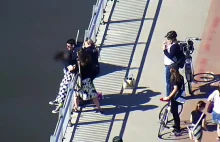 Dziewczyna za barierkami mostu nad Wisłą - próba samobójcza
