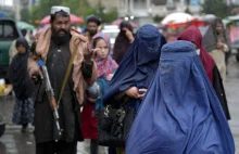 Talibowie kazali kobietom zakrywać całe ciała.