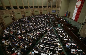 Najnowszy sondaż CBOS. Konfederacja straciła ponad połowę zwolenników