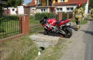 Koszmarny wypadek motocyklisty. Nadział się na pręty ogrodzenia.