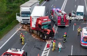Poważny wypadek koło Wałbrzycha. Dwa rozbite TIRy. Droga do Świebodzic zamknięta