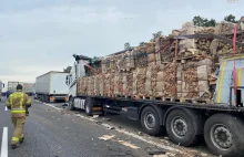 Karambol trzech tirów na autostradzie A4. W tym tir wypełniony drewnem