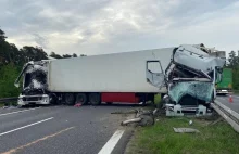 Śląskie: Zderzenie czterech ciężarówek na A4. Zginął kierowca