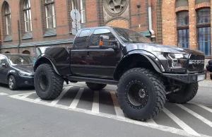 Ford Super Duty prawie pokonał straż miejską. Udało się dopiero za trzecim...