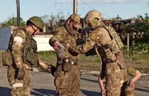 Media: Żołnierze z Azowstalu wywiezieni do okupowanej przez Rosję Ołeniwki