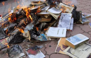 Rosjanie w Melitopolu palą książki o historii Ukrainy.