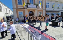 Tu mieszka zło! Protest przed muzeum Jana Pawła II w Wadowicach.