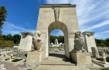 Odsłonięto posągi Lwów na Cmentarzu Orląt Lwowskich