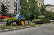 Kijów: Powstał "pomnik" przedstawiający ukraiński traktor, holujący ruski czołg