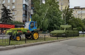 Kijów: Powstał "pomnik" przedstawiający ukraiński traktor, holujący ruski czołg