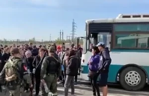 Ewakuowani z Mariupola w autobusach dowiadują się, że jadą do Rosji