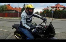 Agresywny motocyklista atakuje kierowcę po zwróceniu mu uwagi