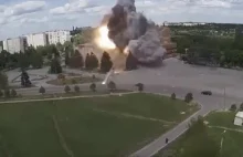 Film z uderzenia Kh-22 w budynek. Bitwa o Donbas przybiera na sile