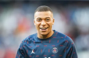 Kylian Mbappe przedłużył kontrakt z PSG. Fala kontrowersji