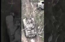 Rosjanie katapultują się z czołgu