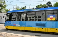 Po Wrocławiu jeździ tramwaj w ukraińskich barwach.
