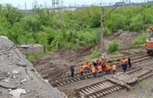 Rosjanie remontują tory kolejowe w Mariupolu. Oto powody