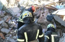 Ukraina. Po rosyjskim nalocie na Desnę pod gruzami znaleziono ciała 87 osób