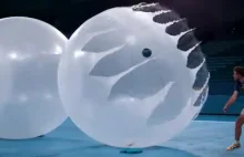 Balon vs kula do kręgli