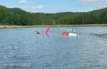 Śląskie. Śmigłowiec gaszący pożar wpadł do wody. Pilot wydostał się z maszyny