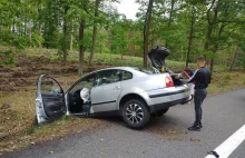 Okradł prostytutkę w lesie i uciekł. W pościg ruszył „opiekun”. Staranował auto