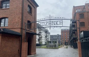 Wrocław: Kontrowersyjna brama na nowym osiedlu. Powiało grozą [ZDJĘCIA]