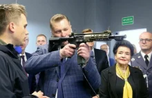 Minister Czarnek otwiera szkolną strzelnicę.