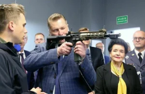 Minister Czarnek otwiera szkolną strzelnicę.