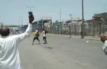 Koleś łapie w locie pocisk z gazem łzawiącym w czasie protestów