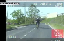 Śmigał na jednym kole, czyli kosztowny popis motocyklisty [wideo]