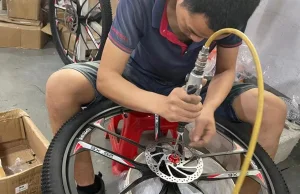 Jak to jest zrobione? Produkcja rowerów elektrycznych.